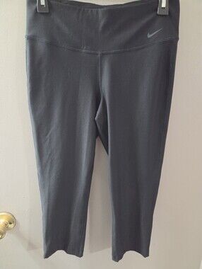 Nike Dri Fit Black Capri Performance Leggings Eith Gray Logo. Sz M